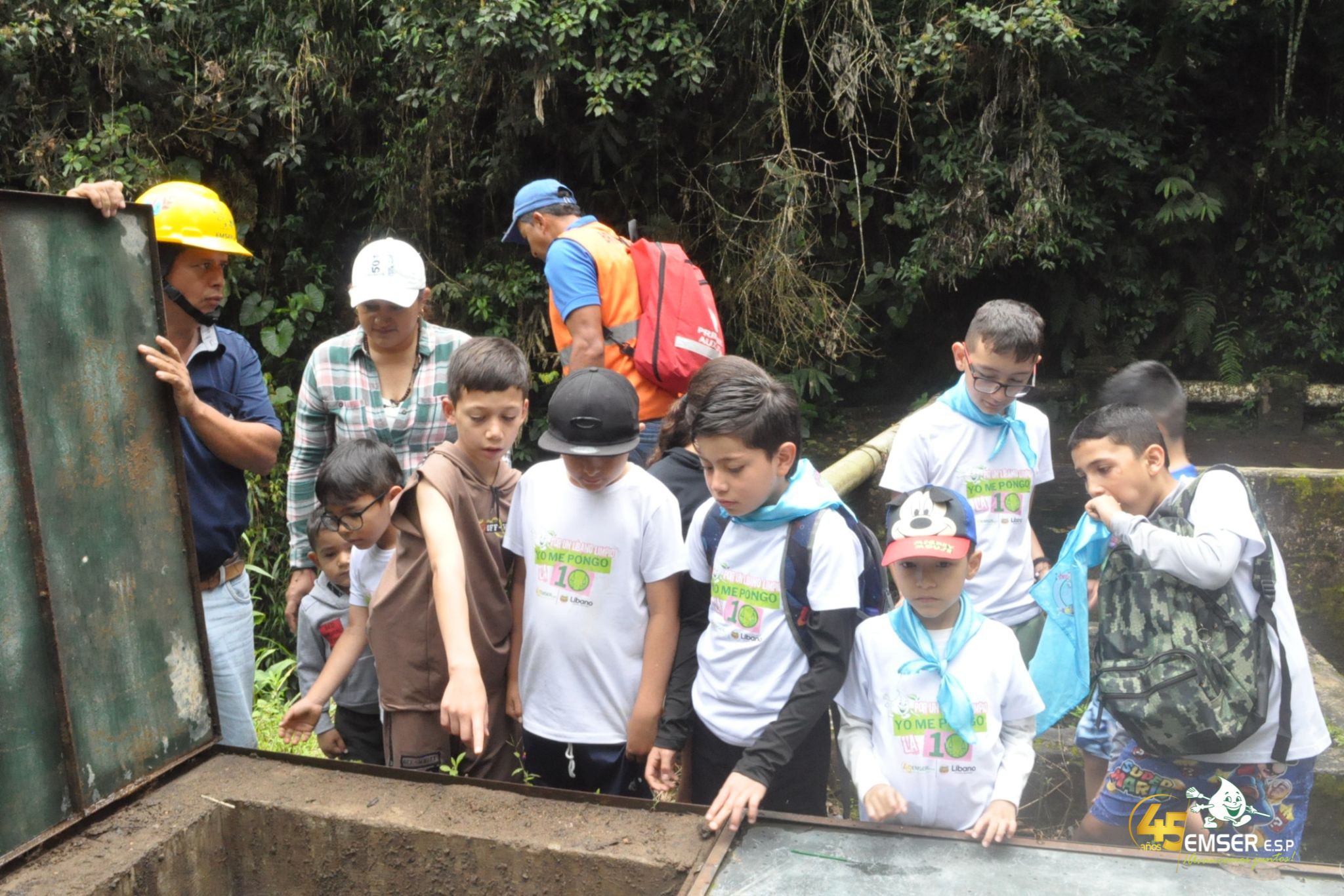 Niñas y niños de Guardianes Ambientales observan la captación de agua en la bocatoma