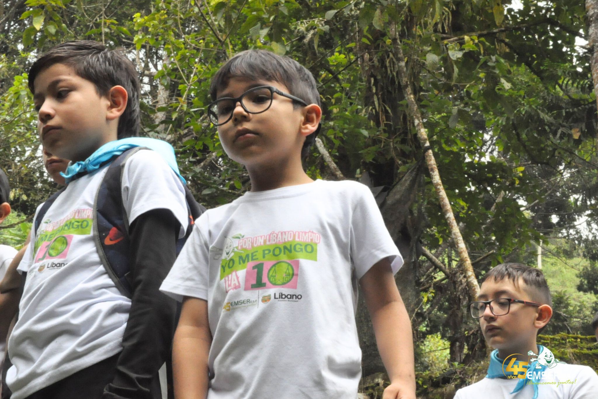 Niño de Guardianes Ambientales con su camiseta durante la visita a la bocatoma