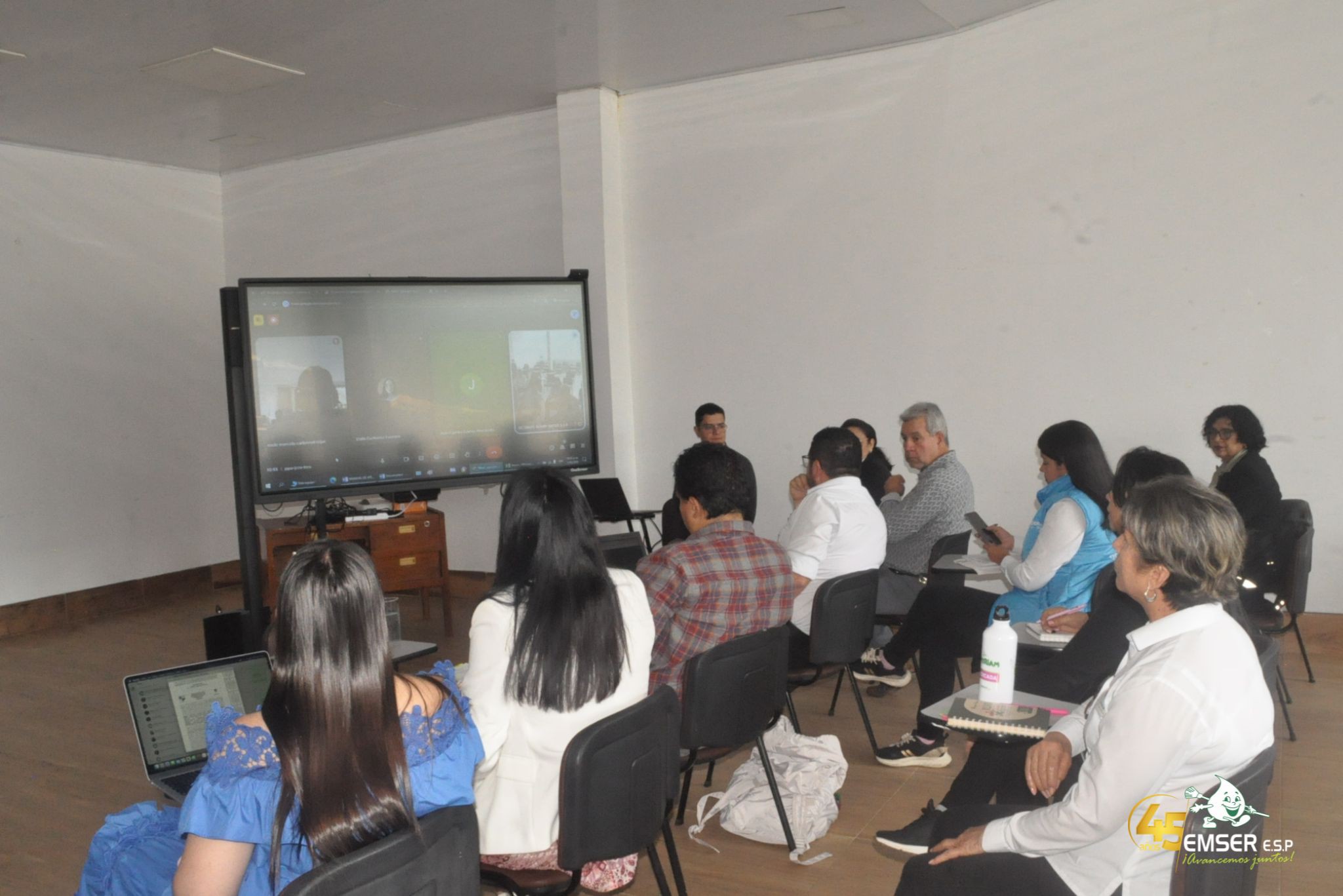 Funcionario de EMSER explica el servicio en una reunión con la comunidad
