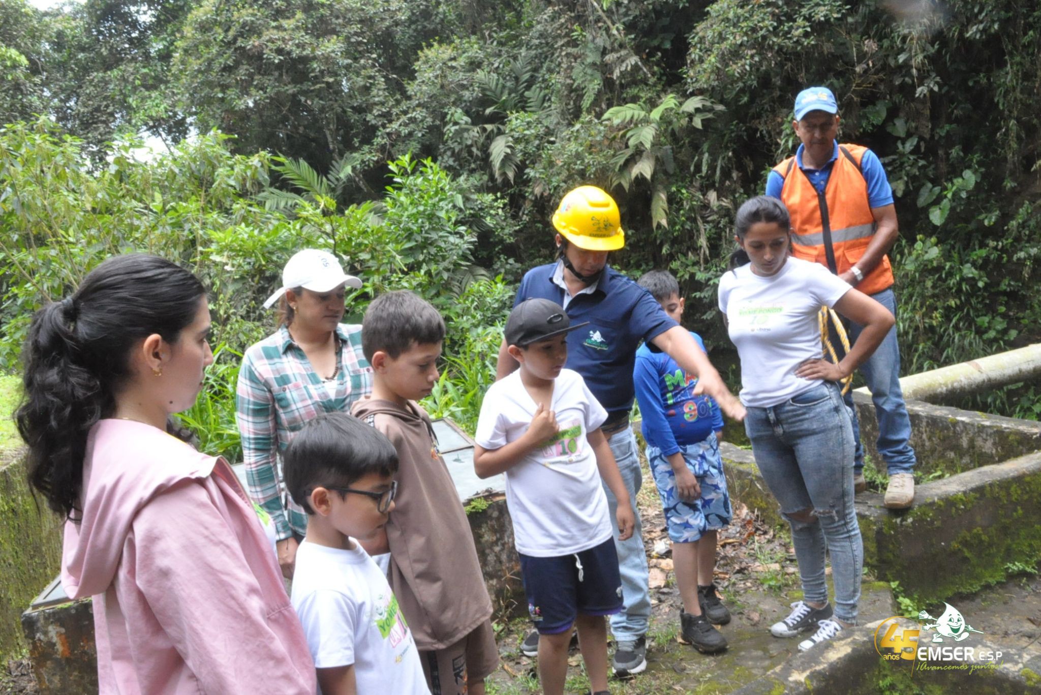Comunidad y personal de EMSER con casco durante la visita a la bocatoma