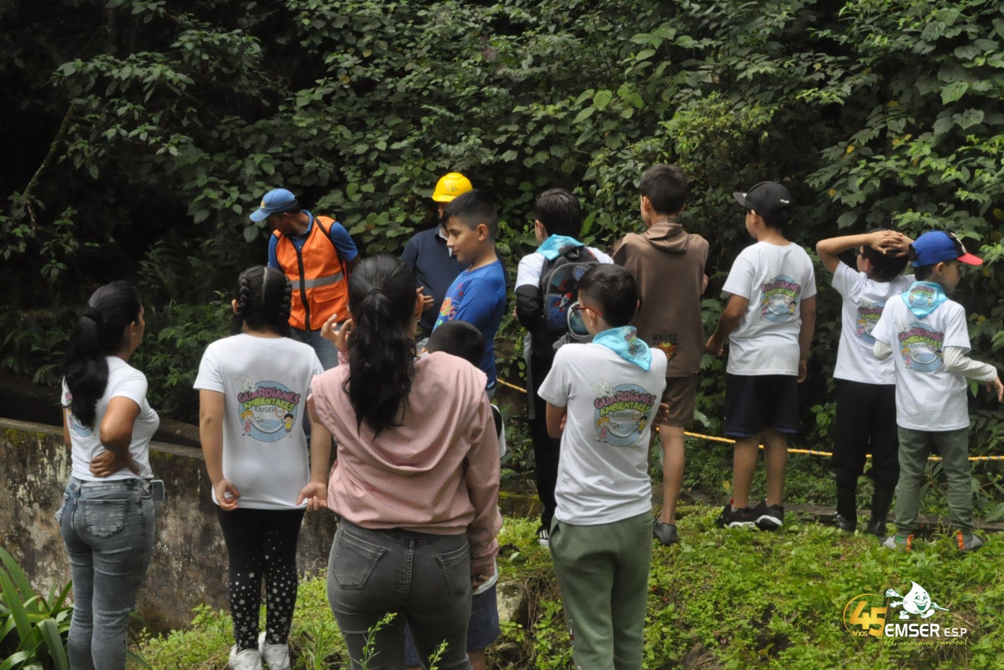 Grupo de estudiantes con guías de EMSER visitando la bocatoma durante la Semana por el agua