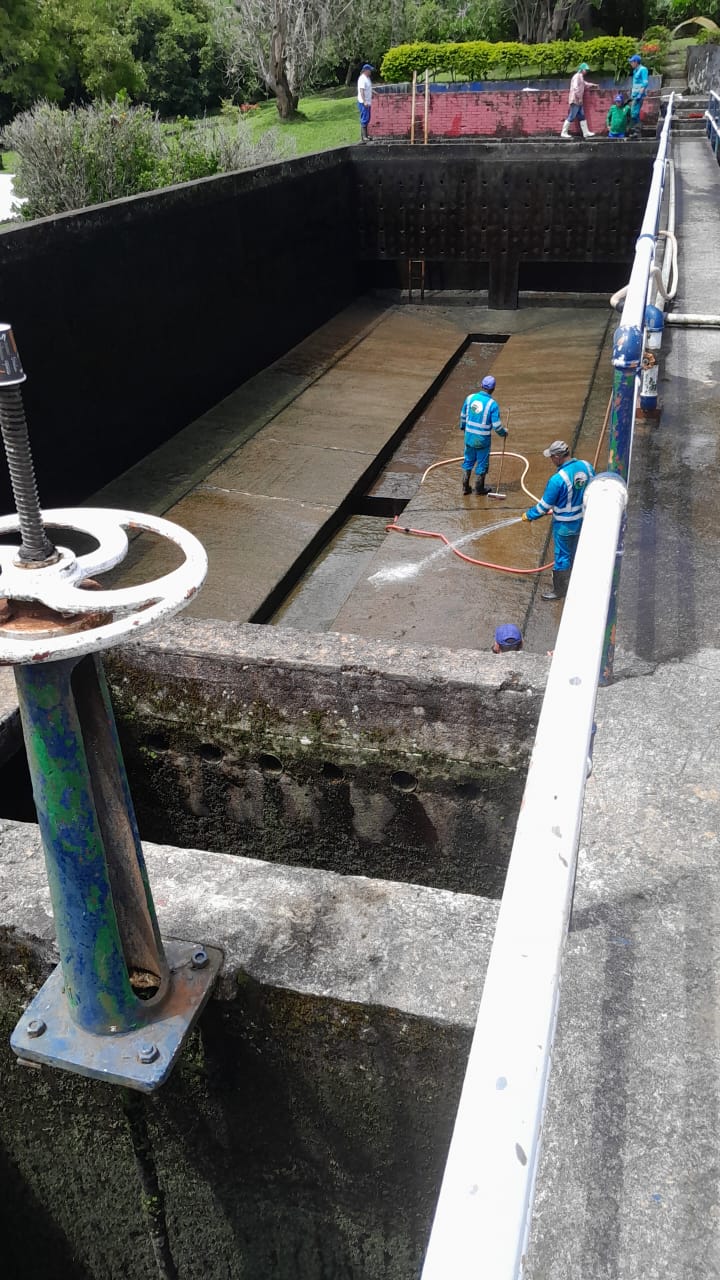 Operarios lavando los canales de la planta de tratamiento de agua potable